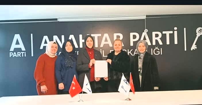 ANAHTAR PARTİYE GEÇTİ KADINLAR KOLU BAŞKANI OLDU‎‎