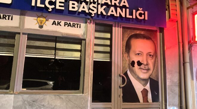 AK PARTİ MARMARA İLÇE BAŞKANLIĞINA TAŞLI SALDIRI !‎‎